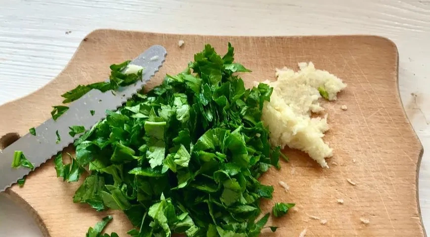 Щи из свежей капусты с курицей и помидорами: шаг 12