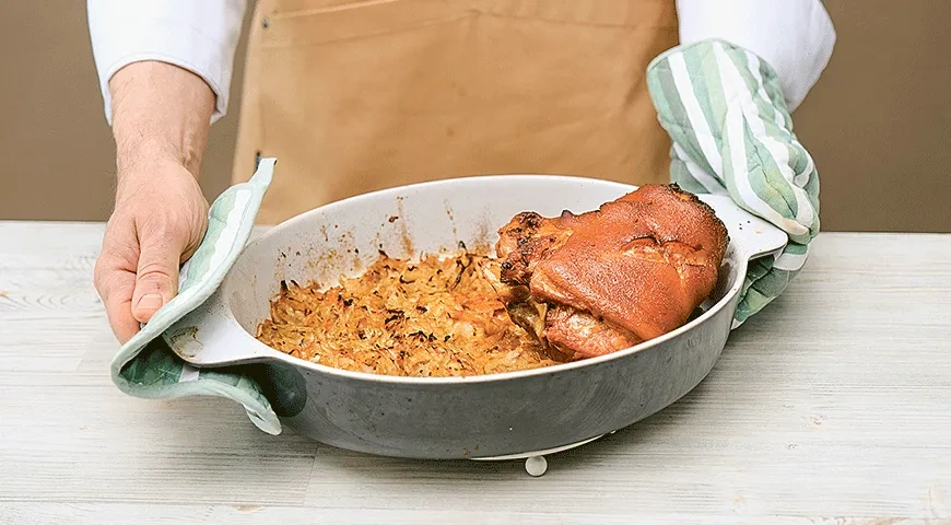 Свиная рулька в темном пиве с квашеной капустой: шаг 12