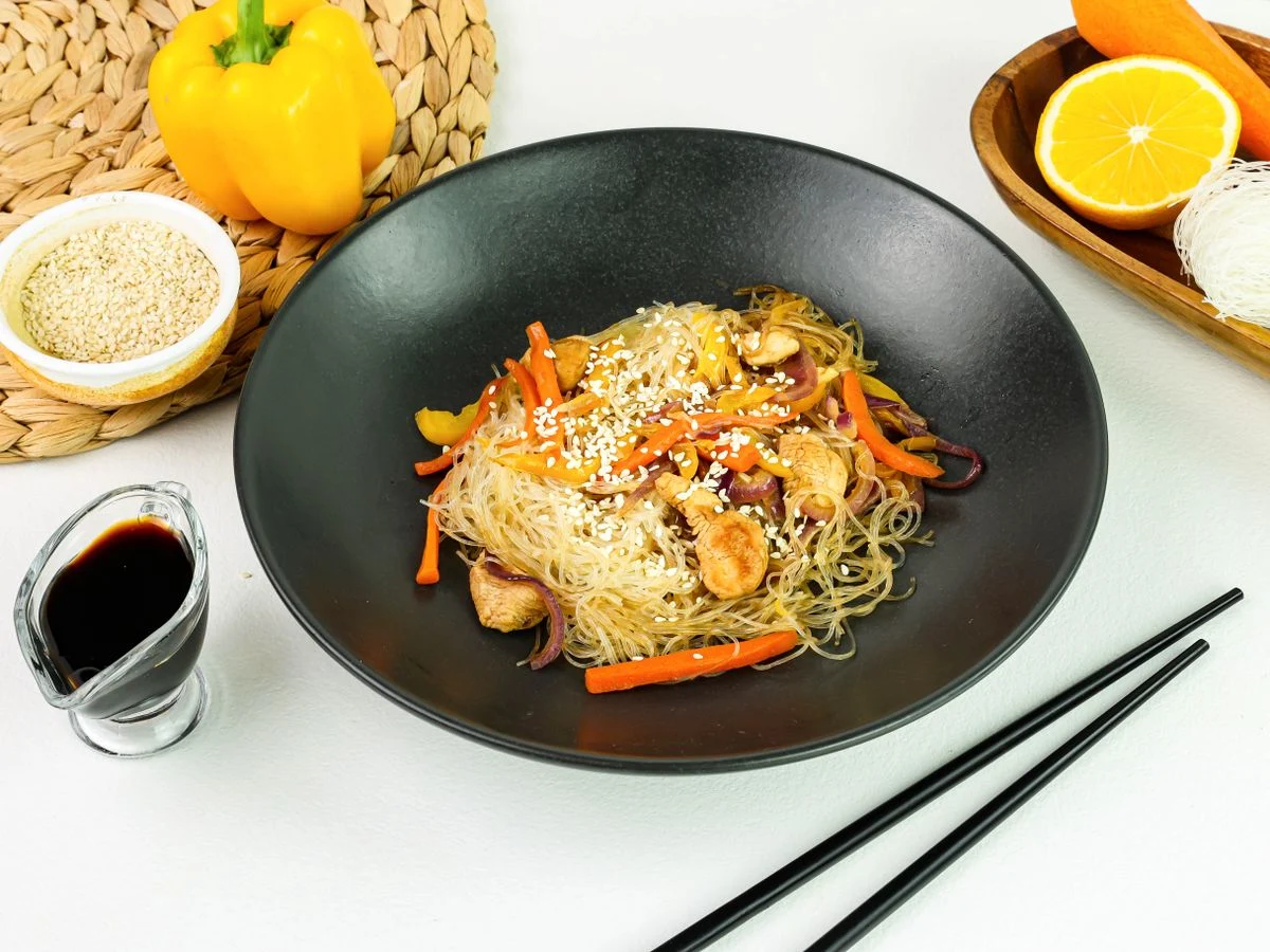 Шаг 12: Теплый салат с фунчозой, курицей и овощами