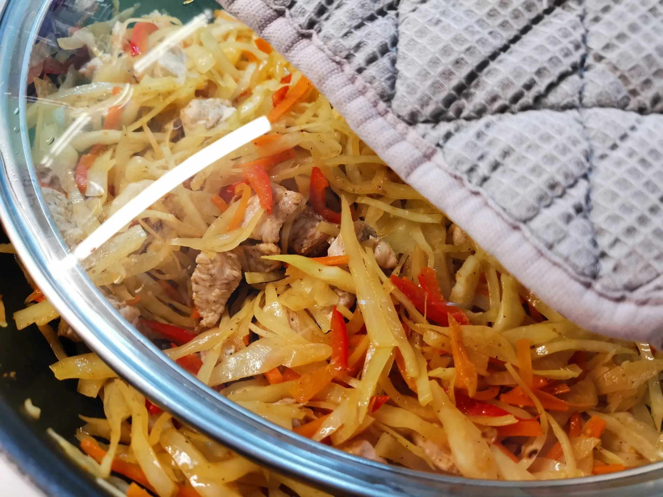 Шаг 12: Тушеная капуста с мясом