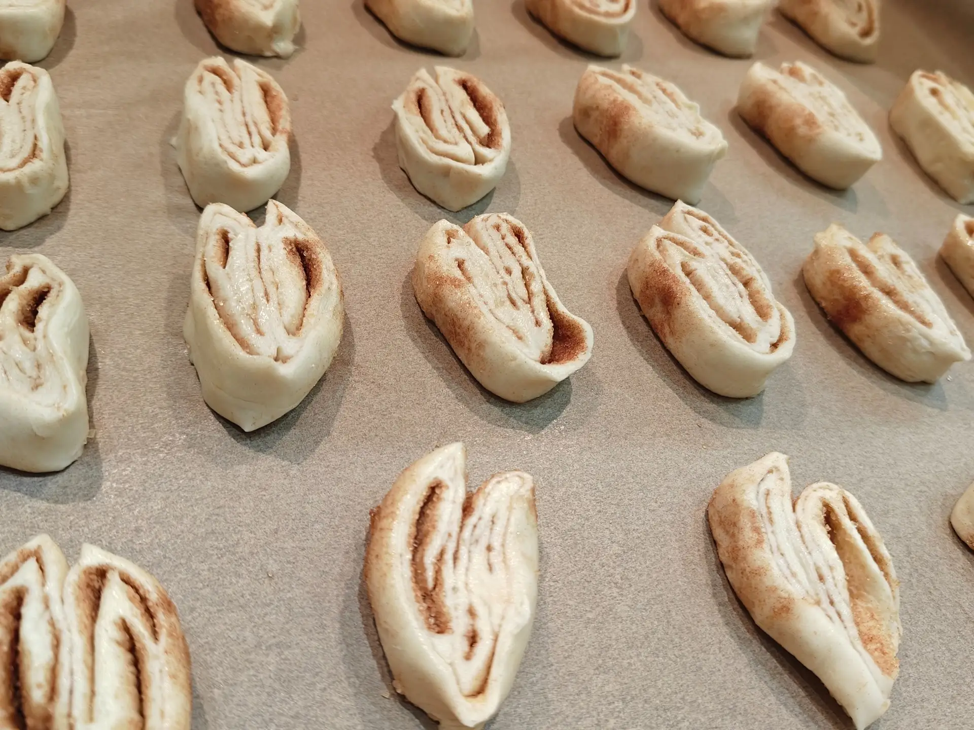 Шаг 12: Ушки с сахаром и корицей из слоеного теста