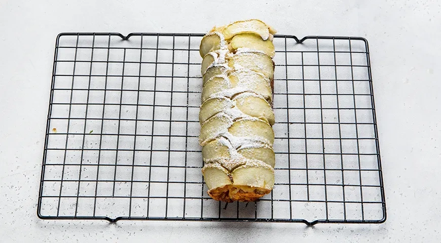 Яблочный рулет на сгущенном молоке: шаг 12