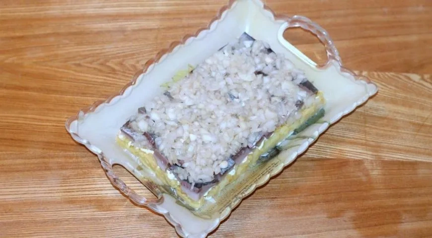 Закусочный торт Селедка под шубой: шаг 12