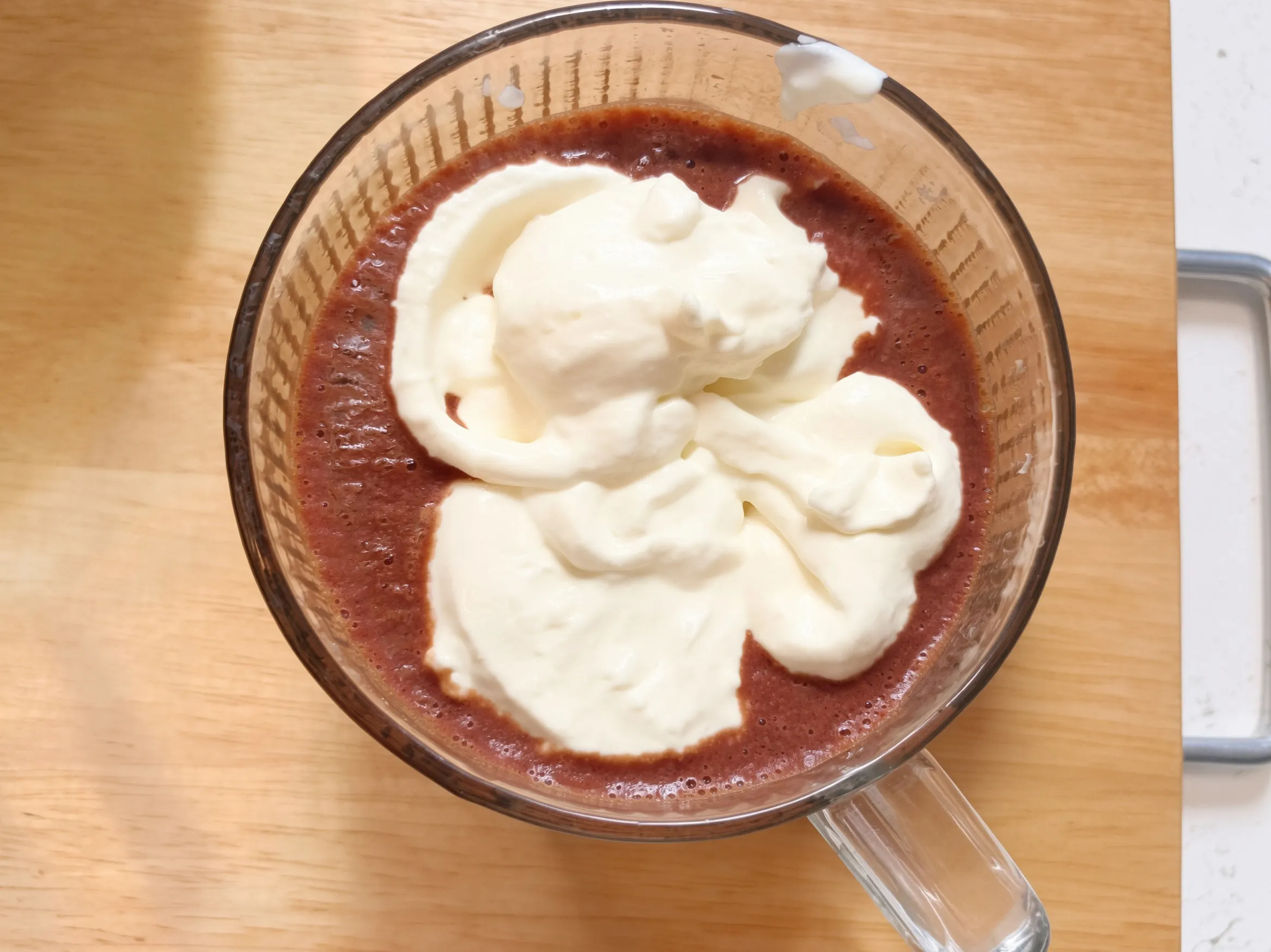 Шаг 13: Банановое какао с маршмеллоу, взбитыми сливками и шоколадом