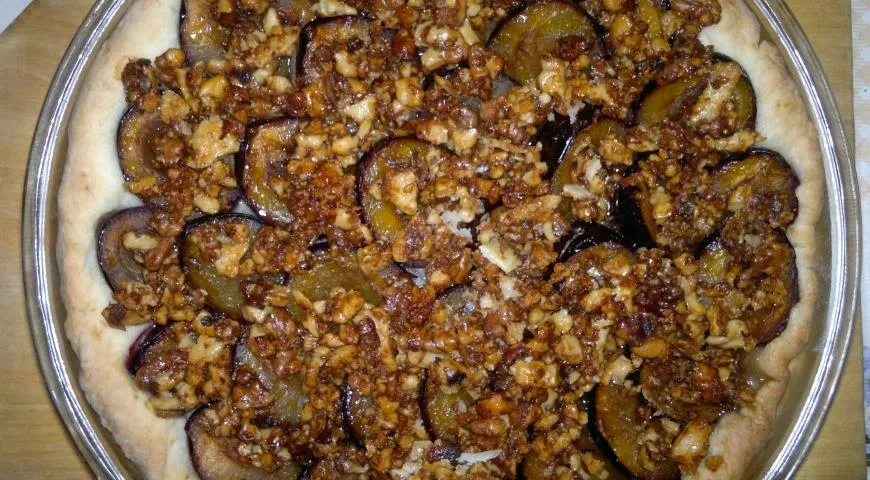Пирог из творожного теста со сливами и ореховой карамелью: шаг 13