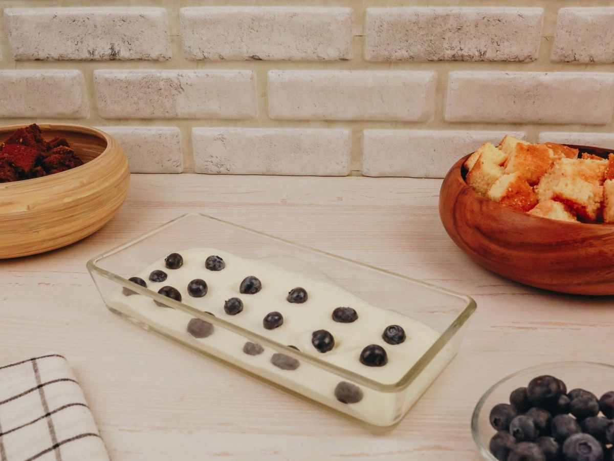 Шаг 13: Шахматный бисквит с голубикой и творожным сыром