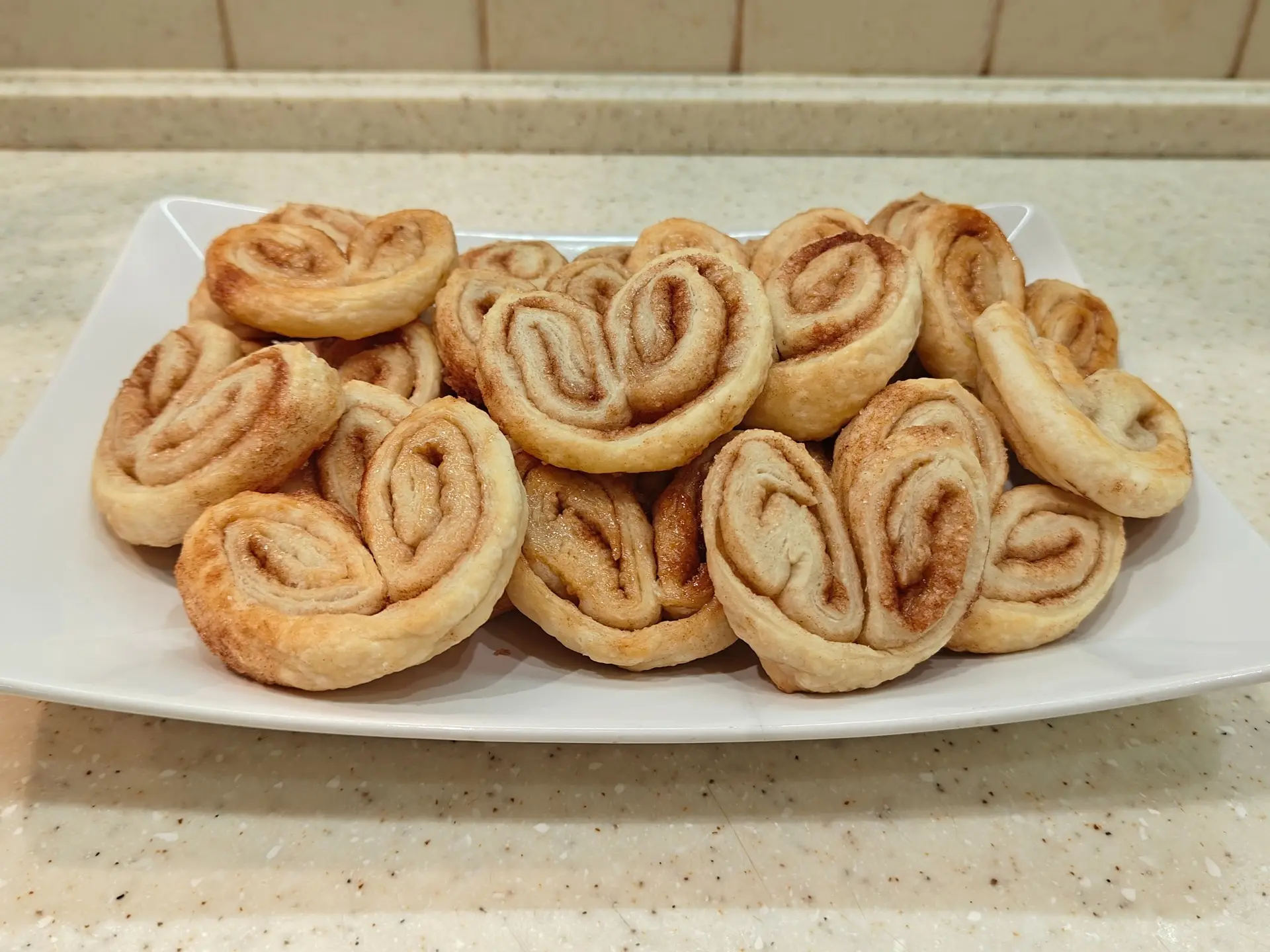 Шаг 13: Ушки с сахаром и корицей из слоеного теста