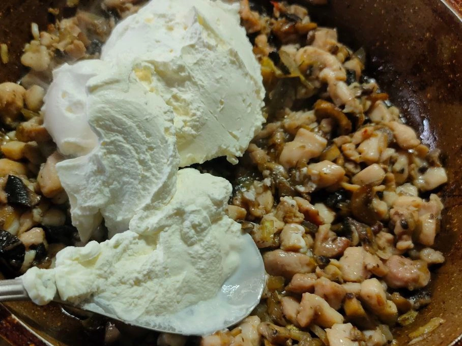 Шаг 13: Жюльен с курицей на сковороде