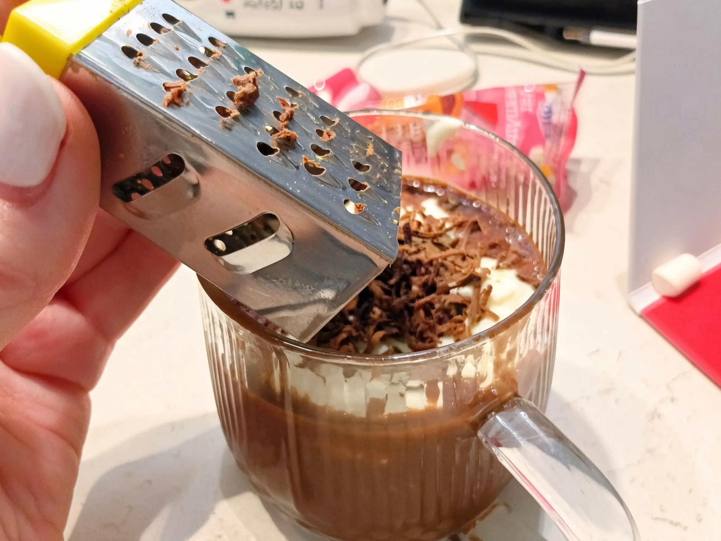 Шаг 14: Банановое какао с маршмеллоу, взбитыми сливками и шоколадом