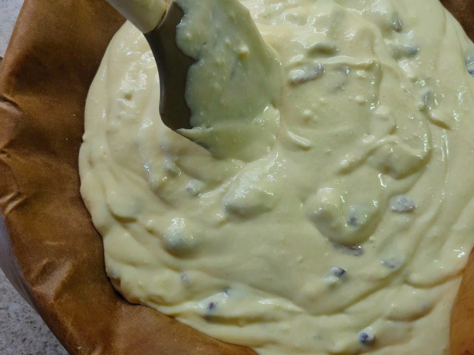 Шаг 14: Бисквитный пирог с изюмом и клюквой