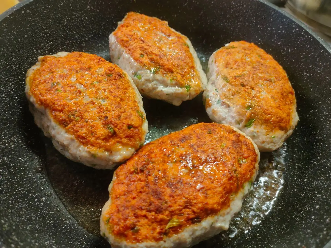 Шаг 14: Куриные котлеты с яйцом и сыром