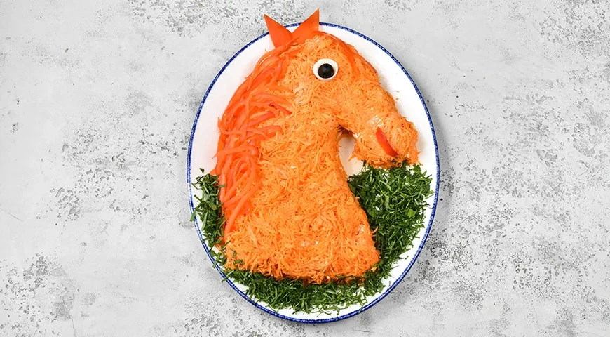 Новогодний салат «Лошадь»: шаг 14