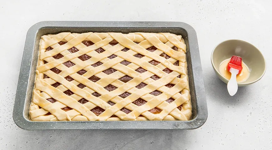 Пирог из дрожжевого теста с повидлом в духовке: шаг 14