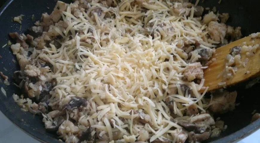 Пирог с курицей и грибами: шаг 14