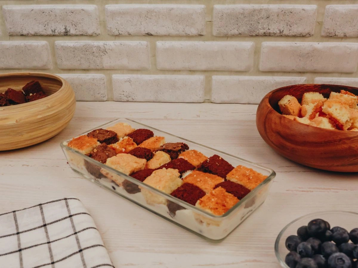 Шаг 14: Шахматный бисквит с голубикой и творожным сыром