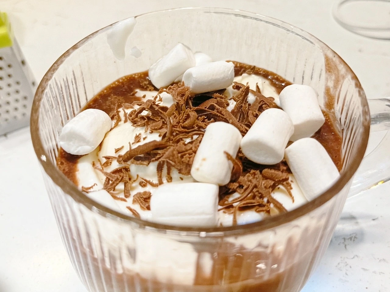 Шаг 15: Банановое какао с маршмеллоу, взбитыми сливками и шоколадом