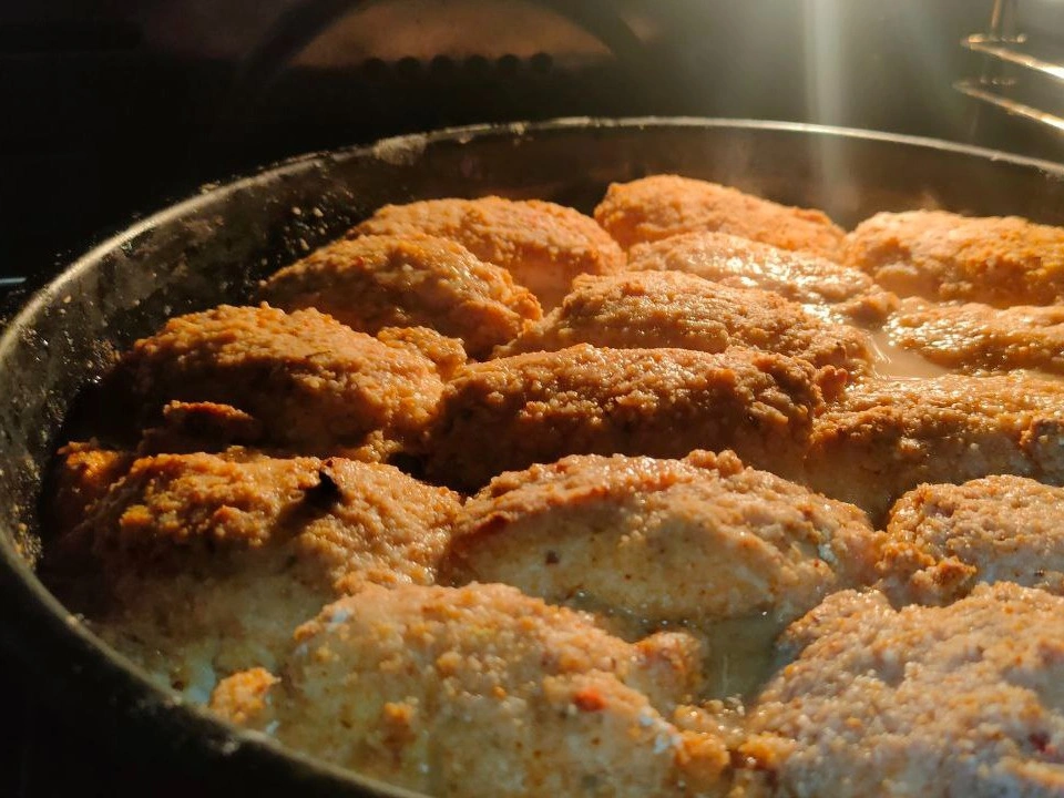 Шаг 15: Куриные бедра, запеченные в панировке