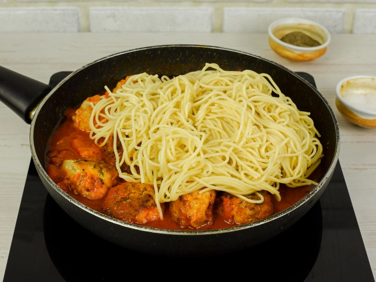 Шаг 15: Паста с фрикадельками