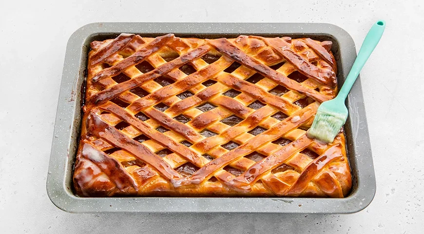 Пирог из дрожжевого теста с повидлом в духовке: шаг 16