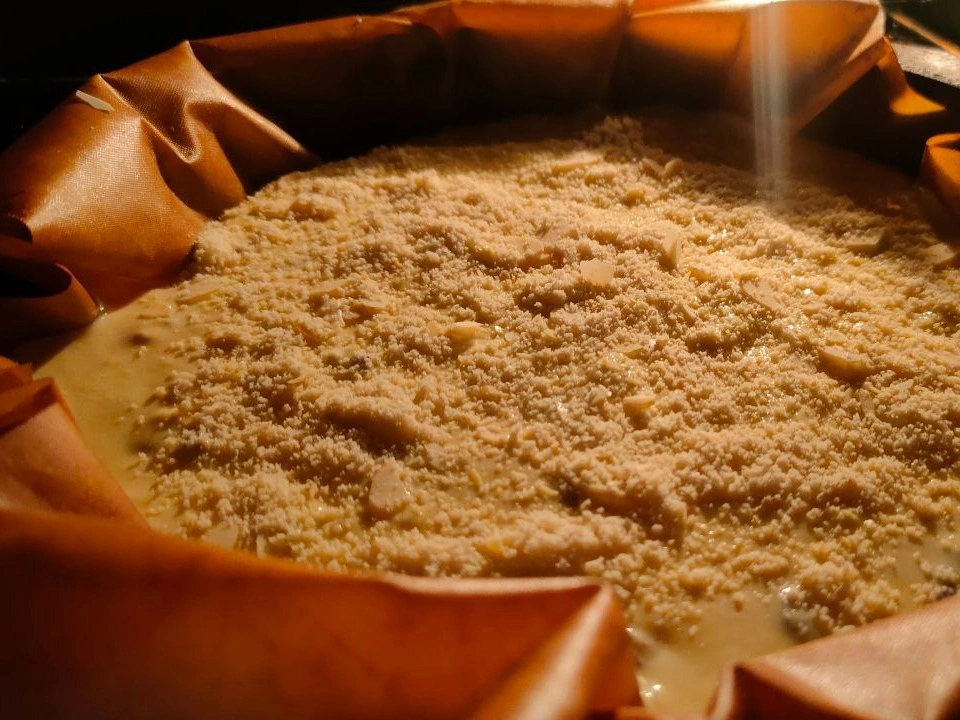 Шаг 17: Бисквитный пирог с изюмом и клюквой