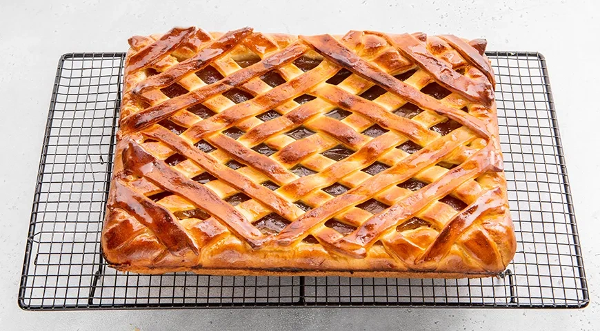 Пирог из дрожжевого теста с повидлом в духовке: шаг 17