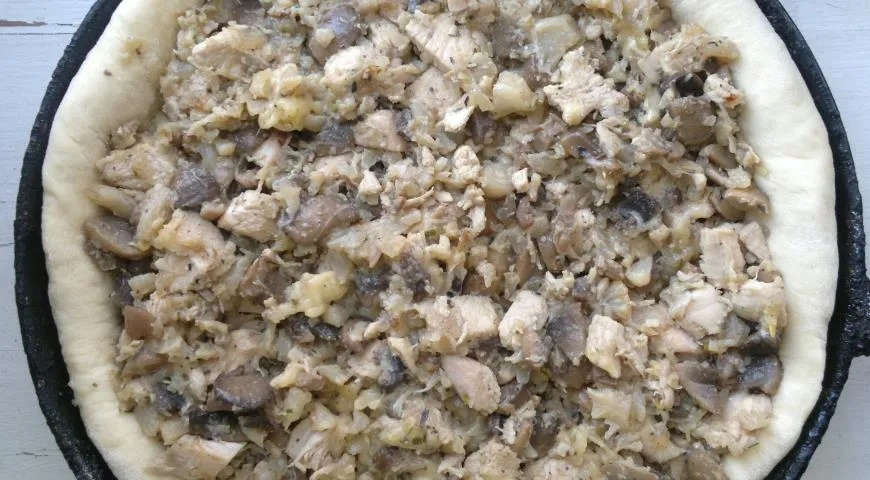 Пирог с курицей и грибами: шаг 17