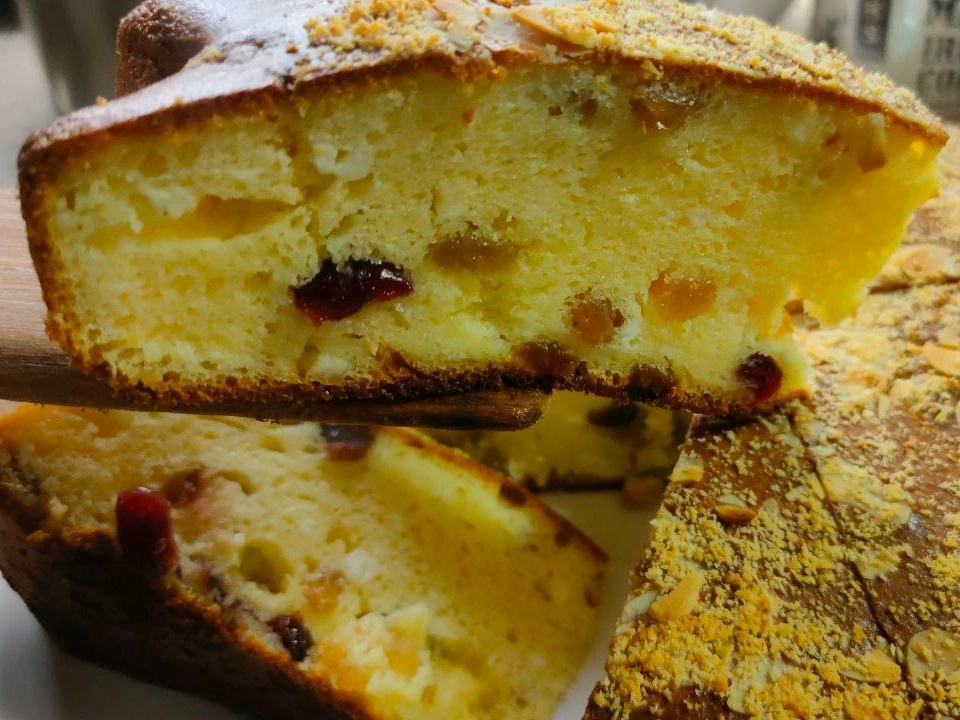 Шаг 19: Бисквитный пирог с изюмом и клюквой