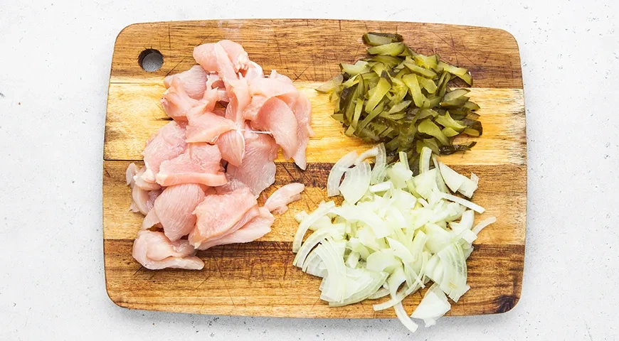 Азу из курицы с солеными огурцами: шаг 2