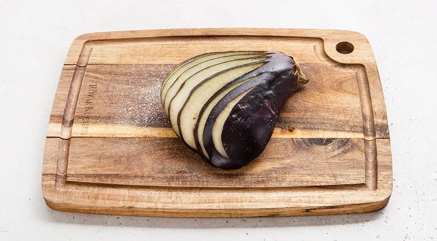 Баклажаны веером на сковороде: шаг 2