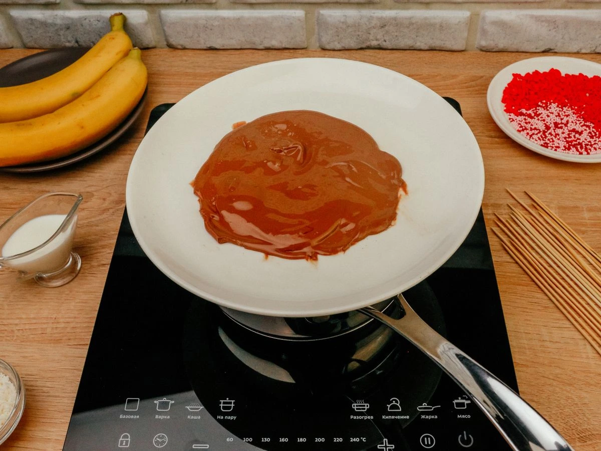 Шаг 2: Бананы в шоколаде с посыпкой