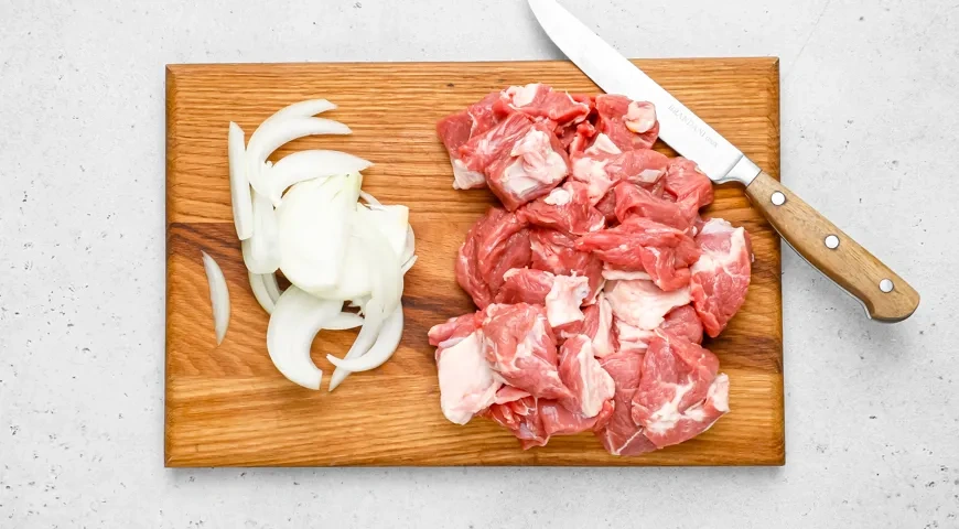 Баранина с картошкой и овощами на сковороде: шаг 2