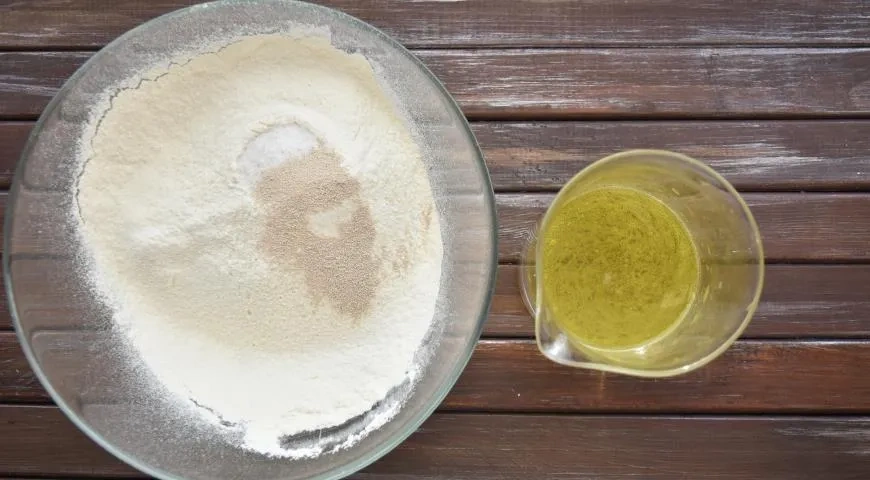 Белая пицца с лососем, оливками и каперсами: шаг 2