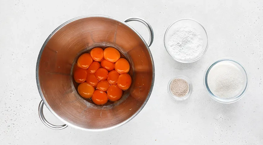 Бисквит на желтках: шаг 2