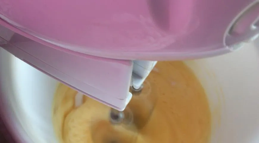 Вкусный бисквитный рулет в домашних условиях: шаг 2