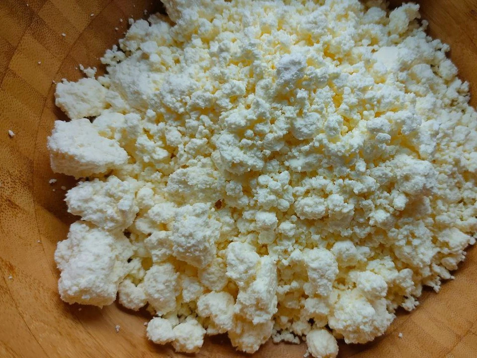 Шаг 2: Бисквитный пирог с изюмом и клюквой