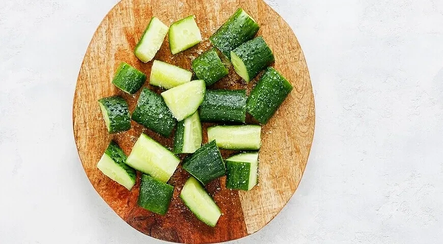 Битые огурцы – рецепт от Ивлева: шаг 2