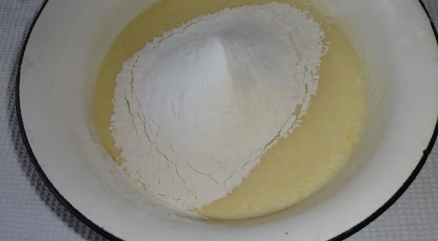 Блинчатый пирог с творогом и клюквой в духовке: шаг 2