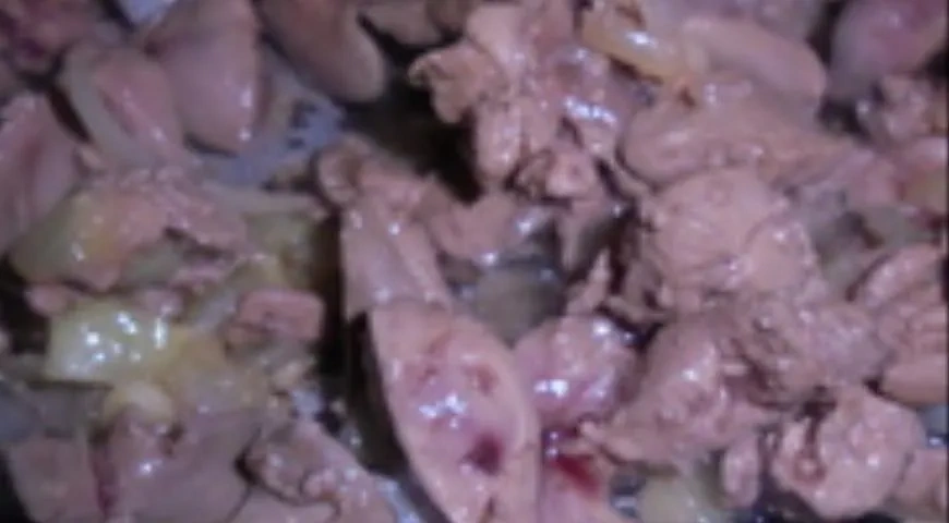 Блинные пирожки с куриной печенью и луком: шаг 2
