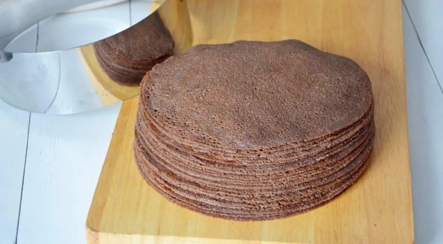 Шоколадный блинный торт со сливочным кремом: шаг 2