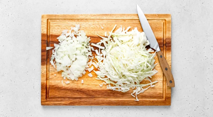 Борщ с тушенкой: шаг 2