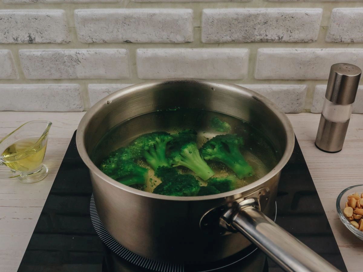 Шаг 2: Брокколи с арахисом и оливковым маслом