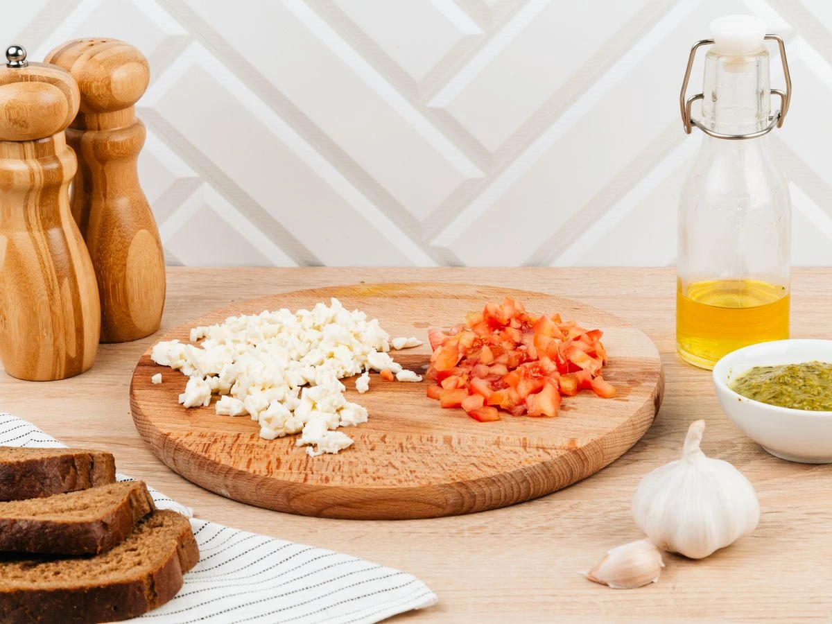 Шаг 2: Брускетта с черным хлебом и песто