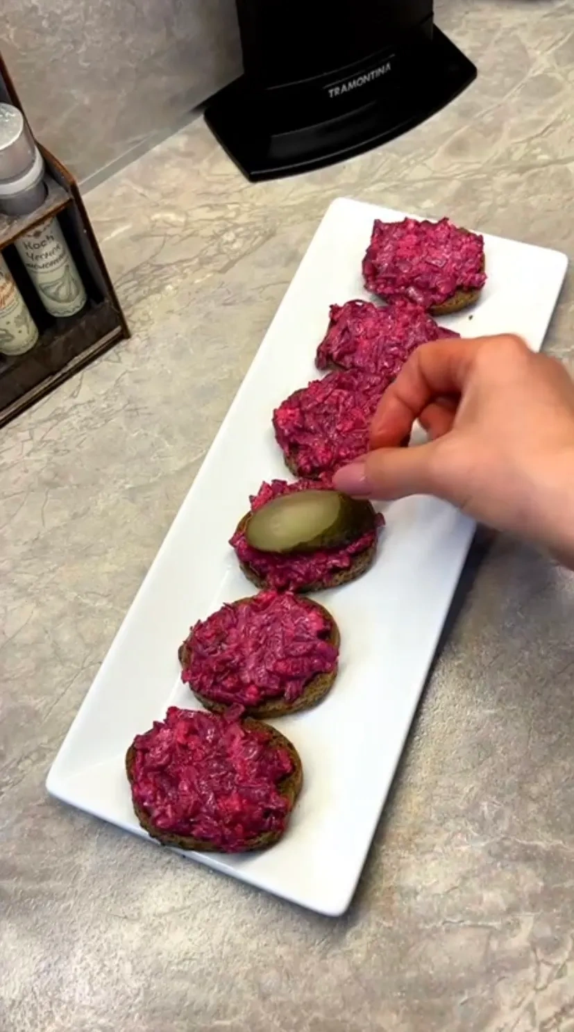 Брускетты с селёдкой: шаг 2