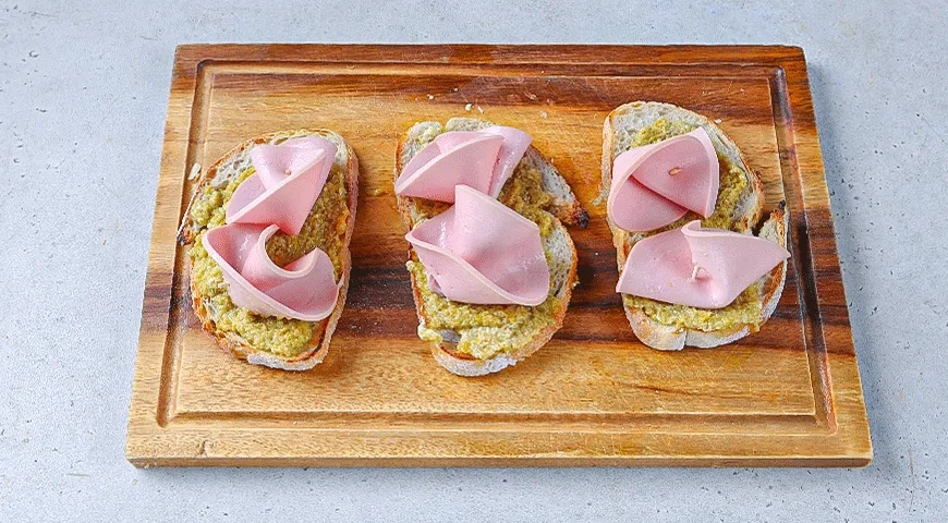 Бутерброды с вареной колбасой и оливками: шаг 2