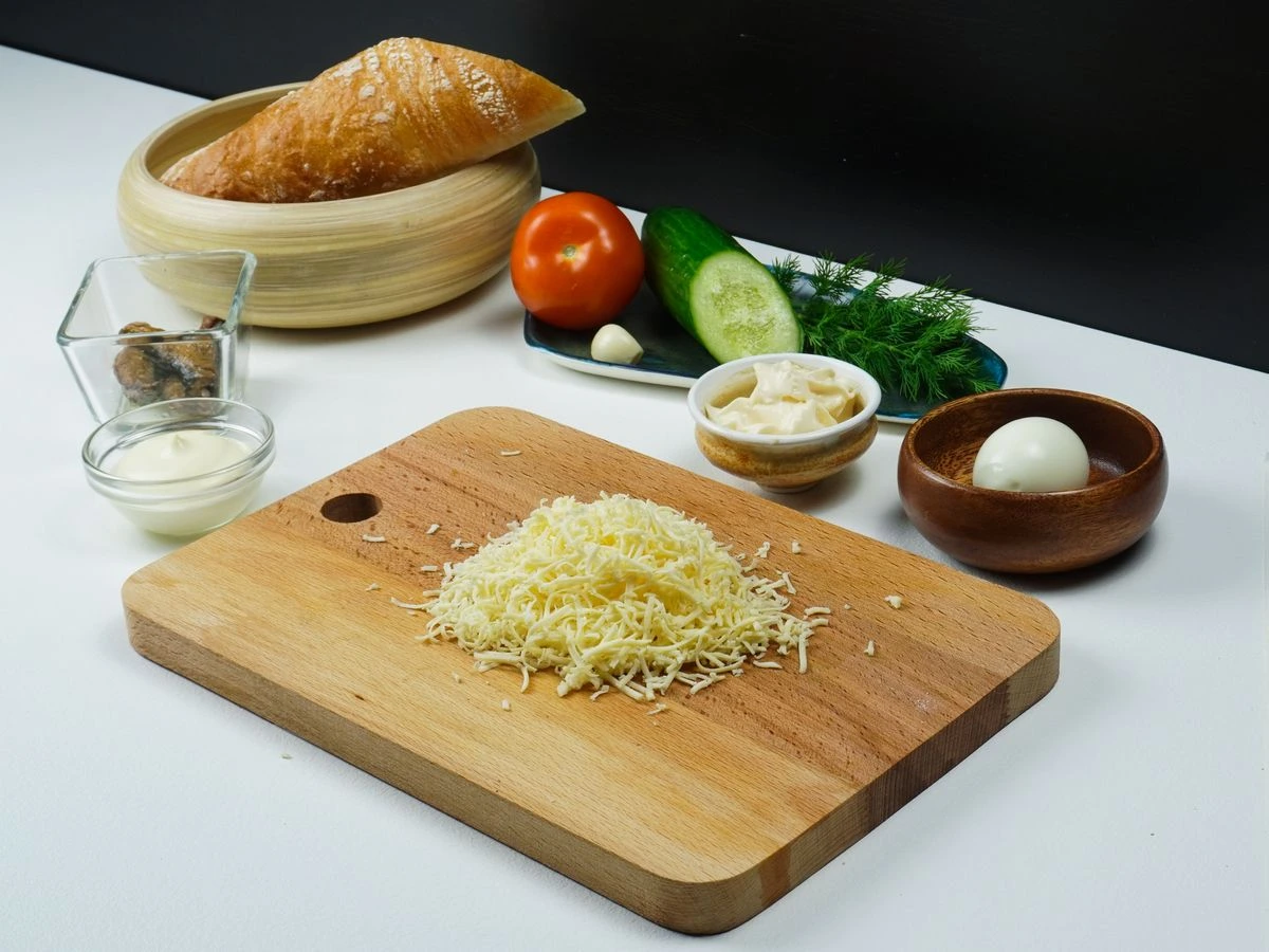 Шаг 2: Бутерброды со шпротами и сыром