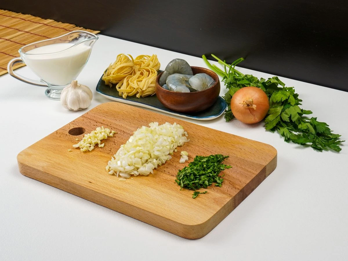 Шаг 2: Быстрая паста с креветками в сливочно-чесночном соусе