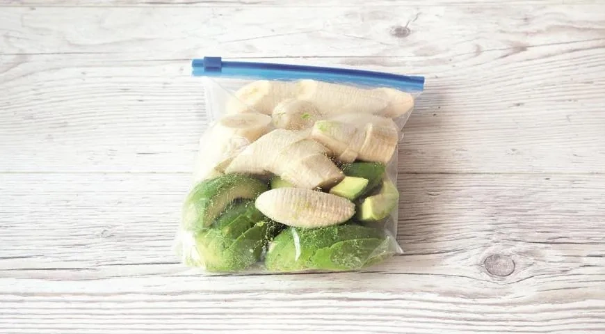 Быстрое мороженое из авокадо, банана и клубники: шаг 2