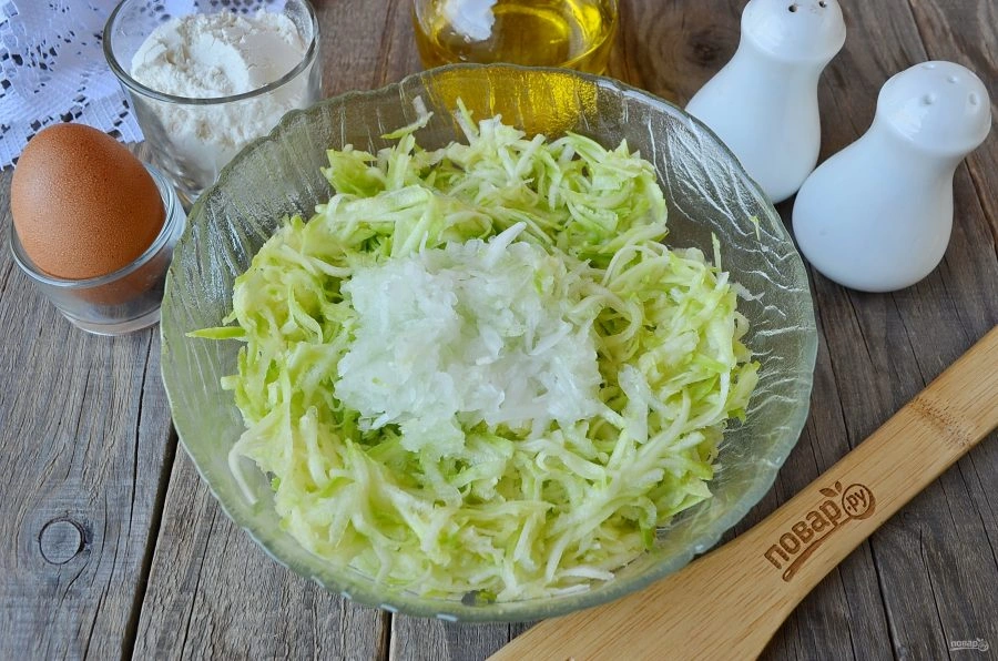 Шаг 2: Быстрые оладьи из кабачков