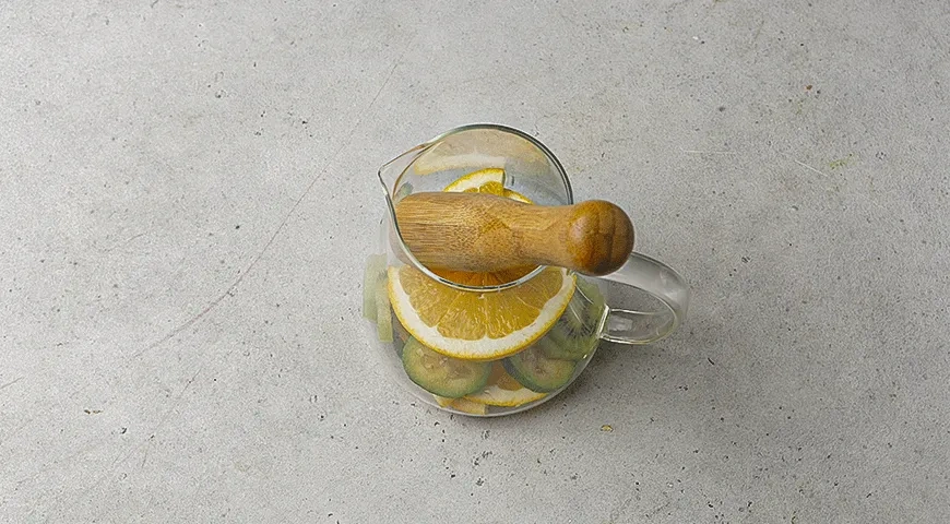 Чай с фейхоа и киви: шаг 2