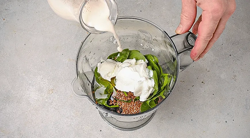 Черничный смузи с миндальным молоком: шаг 2